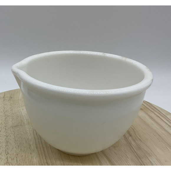 Vintage Milk Glass Mixing Bowl Aprox 6" Spouted 4.5" Tall Kitchenware Baking USA - Picture 1 of 7